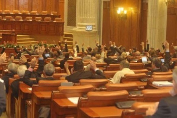 Scandal în plenul Camerei între putere şi opoziţie, plecând de la vociferările deputaţilor PSD